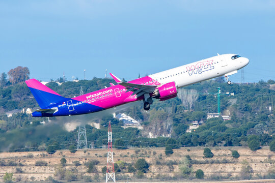 Avi&oacute;n de l&iacute;nea Airbus A321 neo de la aerol&iacute;nea Wizz Air Malta despegando en el aeropuerto de Madrid Barajas con matr&iacute;cula 9H-WDQ.
