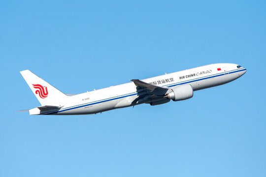 Avi&oacute;n de carga a&eacute;rea Boeing 777-F de la aerol&iacute;nea Air China Cargo en el aeropuerto de Madrid Barajas con matr&iacute;cula B-225C.