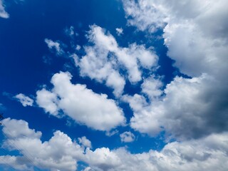 Obraz premium Blauer Himmel mit weissen Wolken