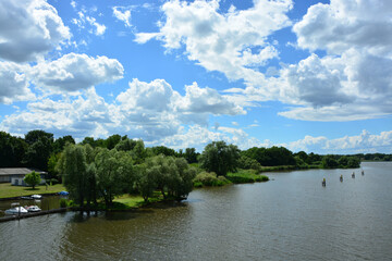 Fototapeta premium Seenlandschaft im Sommer, Himmel