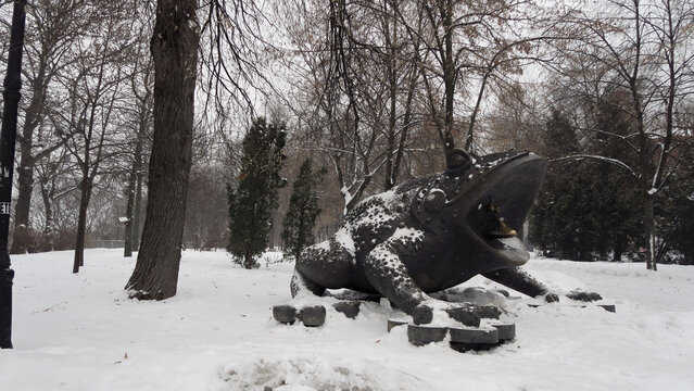 Kyiv, Ukraine. &ldquo;Zhaba&rdquo; frog statue in Khreshchaty Park, in Kiev, by Oleg Pinchuk, erected 2010. Tourist can throw coins in to the frog's mouth for good luck