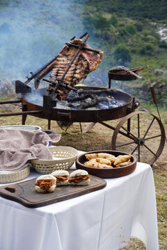 Comida t&iacute;pica argentina en el campo: empanadas, carne y fuego