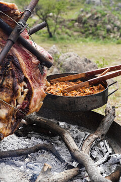 Comida t&iacute;pica argentina en el campo: costillar asado