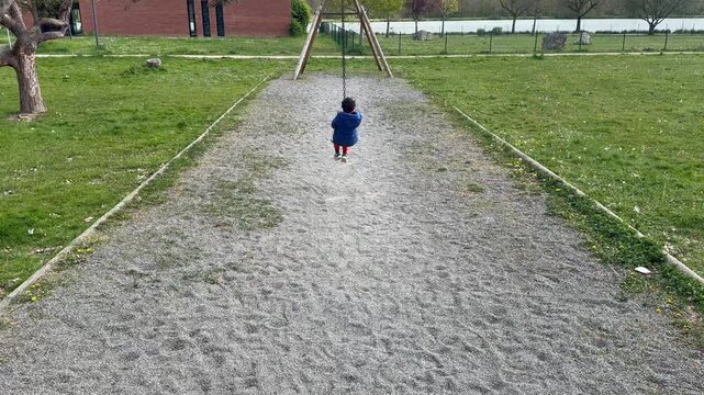 enfant jouant &agrave; la tyrolienne dans un parc