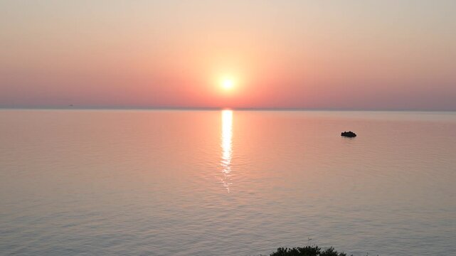 isola di sfinale all'alba in mezzo al mare