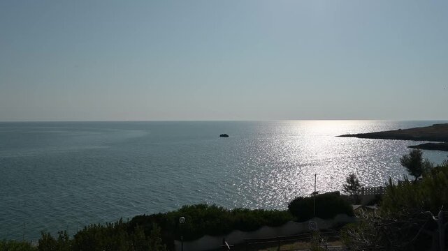isola di sfinale all'alba in mezzo al mare