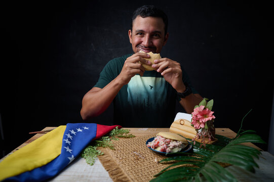 Persona comiendo Arepa Venezolana