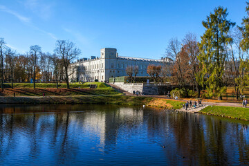 Fototapeta premium Autumn view of Karpin Pond and the Grand Gatchina Palace. Palace Park. Gatchina, Leningrad Oblast, Russia