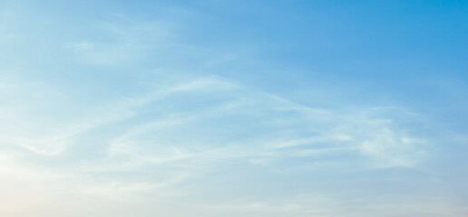 Naklejka premium the sky is clear blue with fluffy white clouds, the sky is very bright, and the sun shines