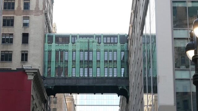 New York City Gimbels bridge, Manhattan Midtown, United States of America. Skybridge on Broadway, Herald Square, USA. Gimbels traverse on 6 avenue. Historic elevated walkway 1925, copper green patina.