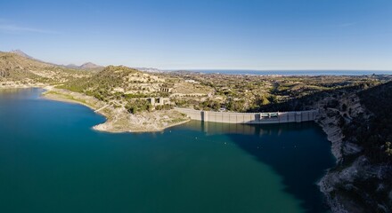 Obraz premium Drone Panoramic view of the dam infrastructure at Amadorio Reservoir, Spain