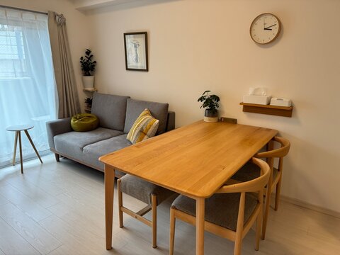 【インテリア】グレーとイエローが調和する、ミニマルでシンプルなリビングルームの風景