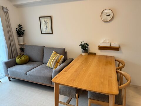 【インテリア】グレーとイエローが調和する、ミニマルでシンプルなリビングルームの風景