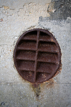 Grille d'a&eacute;ration en m&eacute;tal sur un blockhaus