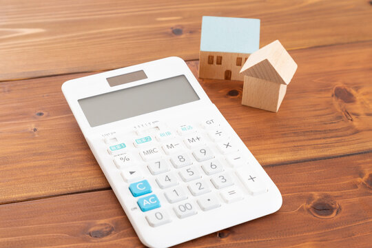 電卓と家の模型