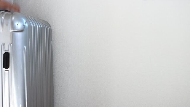 大きいスーツケースを引く小さい女の子（5歳、日本人）