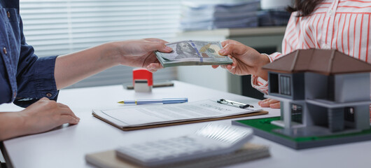 Obraz premium Hands exchanging money for new property real estate deal