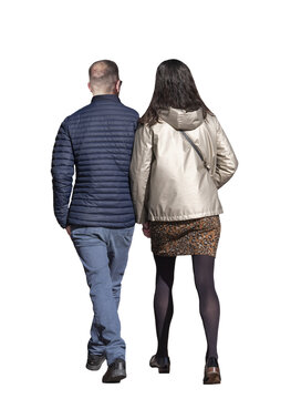 Couple marchant de dos, homme chauve en doudoune bleue et pantalon et lunettes de soleil, femme brune cheveux mi-longs en veste beige et jupe imprim&eacute;e avec collants noirs, attitude d&eacute;contract&eacute;e