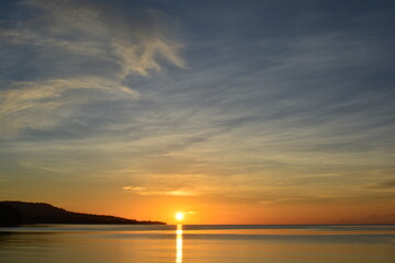 Obraz premium Sunset over the sea with dramatic clouds
