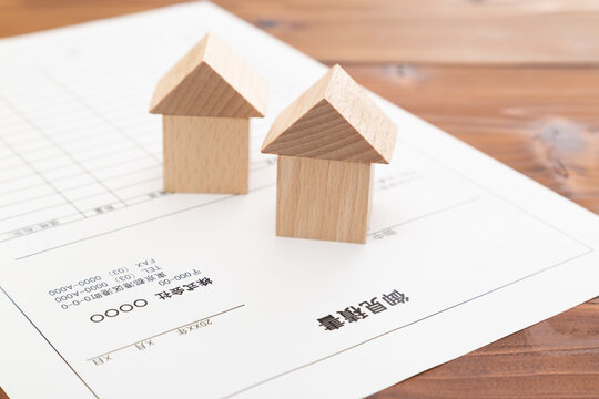 見積書と家模型