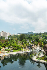 Fototapeta premium 高層ビルの囲まれた公園 南蓮園池