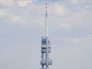 Obraz premium Cityscape features communication antennas. Urban skyline dotted with multiple relay towers