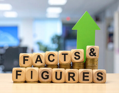 Holzklötze bilden das Wort "Facts & Figures" auf Münzstapel , mit einen steigenden grünen Pfeil.