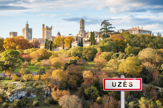 Uz&egrave;s, city of Art and History, with added town sign illustration - France