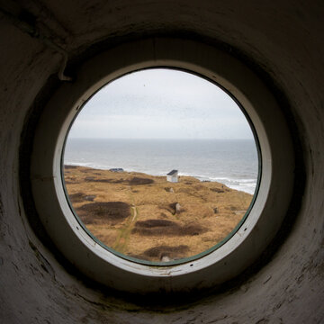 Blick aus dem Fenster vom Leuchtturm auf Strand von Hirtshals in D&auml;nemark. 