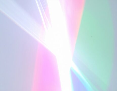 Fond lumineux flou montrant des reflets de prisme color&eacute;s et des rayons de soleil &eacute;th&eacute;r&eacute;s sur une surface blanche minimaliste et moderne.