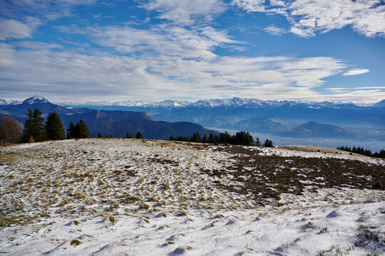 Panorama sur le massif de Belledonne et Grenoble depuis le plateau de Sornin dans le massif du Vercors