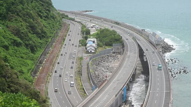 静岡・薩埵峠から見下ろす日本の大動脈 タイムラプス 東名高速・国道1号・東海道本線 動画素材 4K