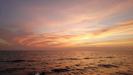 Obraz premium Golden Sunset Seascape with Gentle Waves and Cirrus Clouds Wide Screen