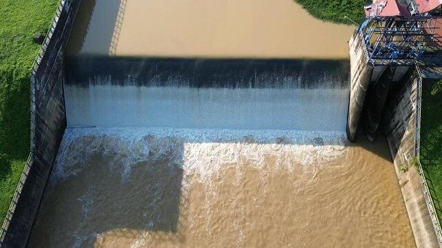 Murky water in a dam area showing sediment and low clarity. The scene highlights environmental conditions and water quality in a reservoir setting.