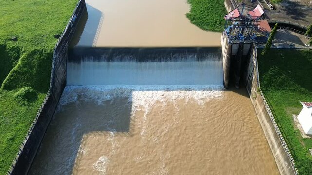 Murky water in a dam area showing sediment and low clarity. The scene highlights environmental conditions and water quality in a reservoir setting.