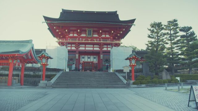 早朝の伏見稲荷神社