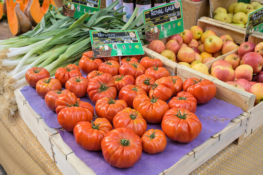 Tomaten, Stand auf dem Wochenmarkt auf dem Place Richelme, Altstadt, Aix-en-Provence, Frankreich