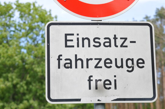 Verkehrsschild &bdquo;Einsatzfahrzeuge frei&ldquo; unter Halteverbot, Regelung f&uuml;r Rettungsdienste im Stra&szlig;enverkehr, urbanes Umfeld mit Copyspace