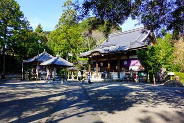 Obraz premium Traditional Buddhist temple courtyard on Shikoku Henro pilgrimage route in Japan with wooden hall and serene garden setting