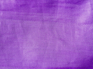Textura de tela sintética de color violeta intenso con patrón de malla pequeña y superficie microperforada © Gabrieuskal