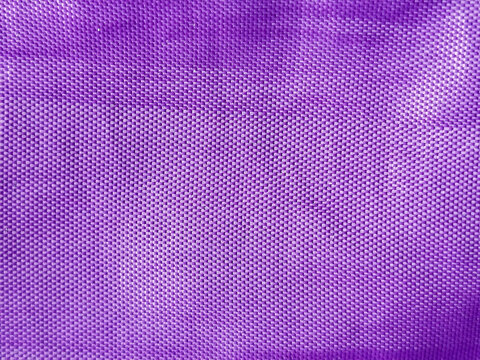 Textura de tela sint&eacute;tica de color violeta intenso con patr&oacute;n de malla peque&ntilde;a y superficie microperforada