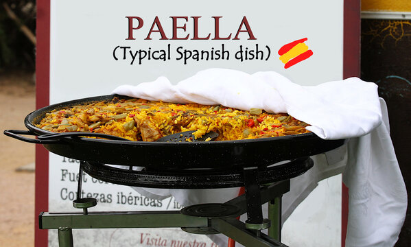 Paella de arroz plato t&iacute;pico espa&ntilde;ol en pallera typical spanish