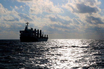 Obraz premium Cargo Ship Sailing Across Open Sea