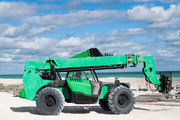Obraz premium Telescopic Boom Lift. Boom lift outdoor. Machine equipment. Heavy crane equipment. Boom lifting machinery. Lift machine crane for building site