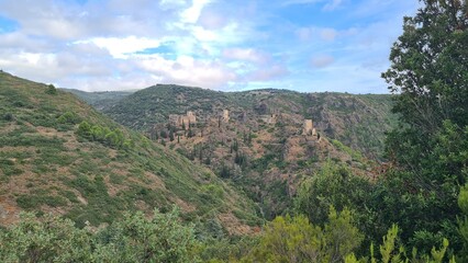 Fototapeta premium Les châteaux de Lastours vu depuis le belvédère (Montagne Noire, Languedoc)