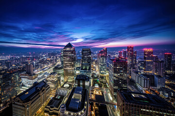 Obraz premium Elevated view of the Docklands and Canary Wharf district in London, England, during dawn sunrise