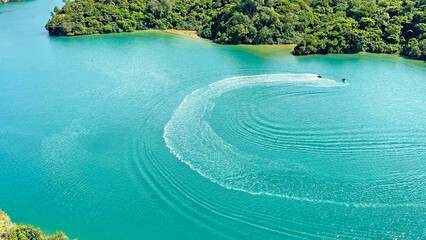 ワルミ大橋からの壮大な眺め エメラルドグリーンの海とジェットスキーが描く白い航跡 沖縄県今帰仁村 © creamfeeder