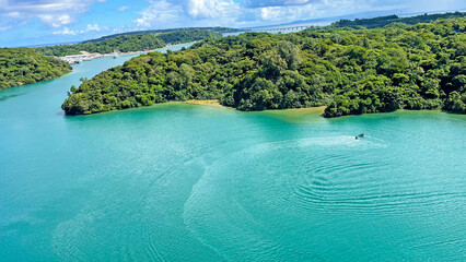 ワルミ大橋からの壮大な眺め エメラルドグリーンの海とジェットスキーが描く白い航跡 沖縄県今帰仁村 © creamfeeder