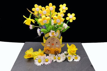 petit lapin et son coquetier de fleurs © helenedevun