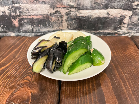 日本の伝統的な糠漬け。茄子、きゅうり、大根の漬物。
